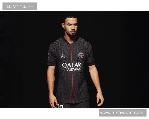 巴黎新赛季第四款球衣发布黑色主调搭配炭灰与玫瑰色渐变设计