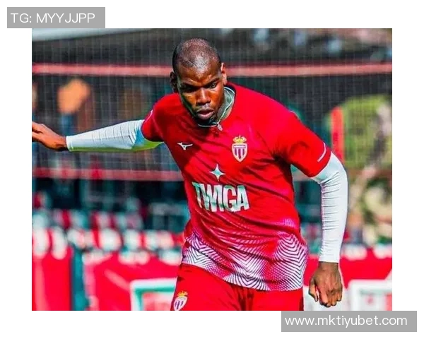 32岁博格巴荣获最佳复出奖白衣出席颁奖典礼妻子黑裙亮相尽显优雅长腿