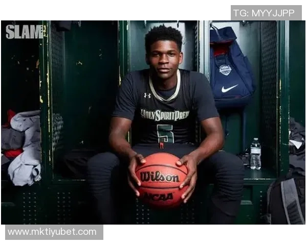 爱德华兹荣膺SLAM杂志封面人物再创辉煌第三次当选引发热议 爱德华兹荣膺SLAM杂志封面人物再创辉煌第三次当选引发热议